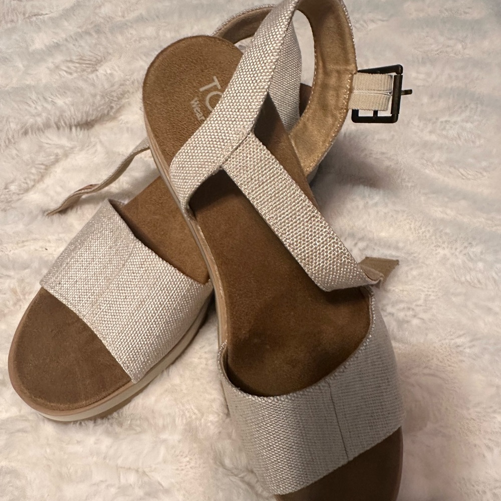 TOMS Women's Tan and Cream Sandals